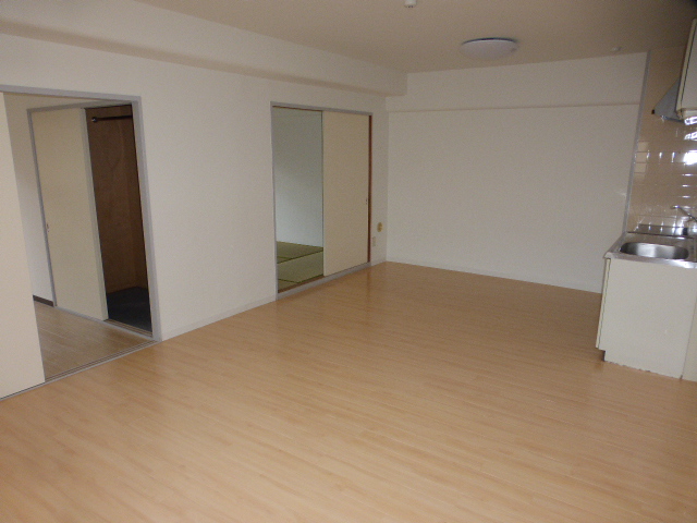 居室・リビング　ワイドなリビング約13帖　明るい室内