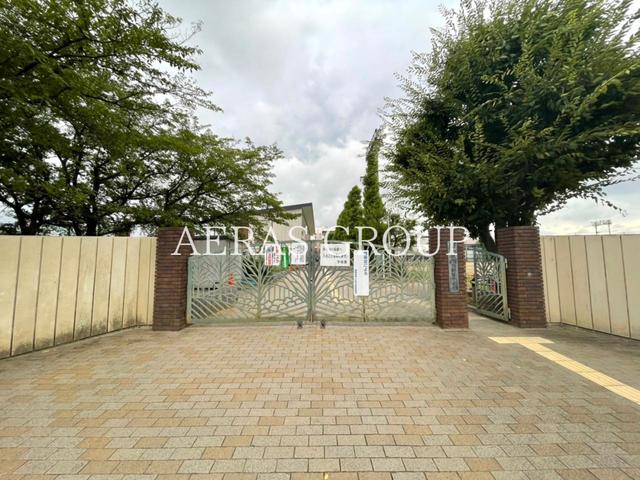 中学校　戸田市立新曽中学校（中学校）まで888m