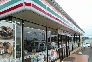 コンビニ　セブンイレブン利府しからし台店（コンビニ）まで900m