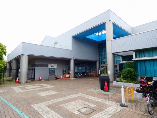 図書館　川崎市立高津図書館（図書館）まで867m