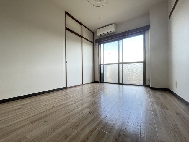 居室・リビング　別号室参考になります。