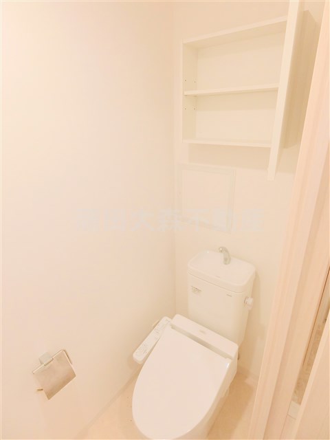 トイレ　棚収納と温水洗浄便座付きのトイレ
