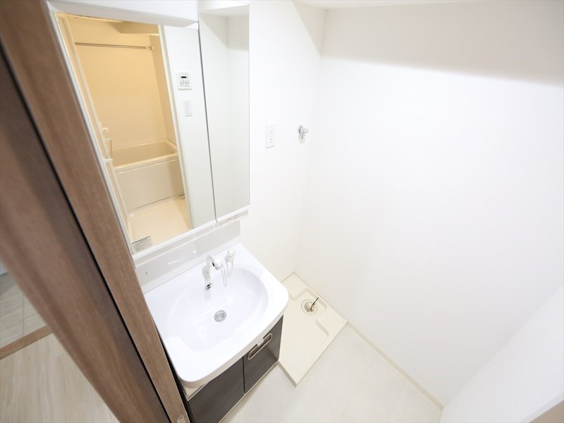 洗面設備　脱衣所　独立洗面台（シャンプードレッサー付）収納スペース有