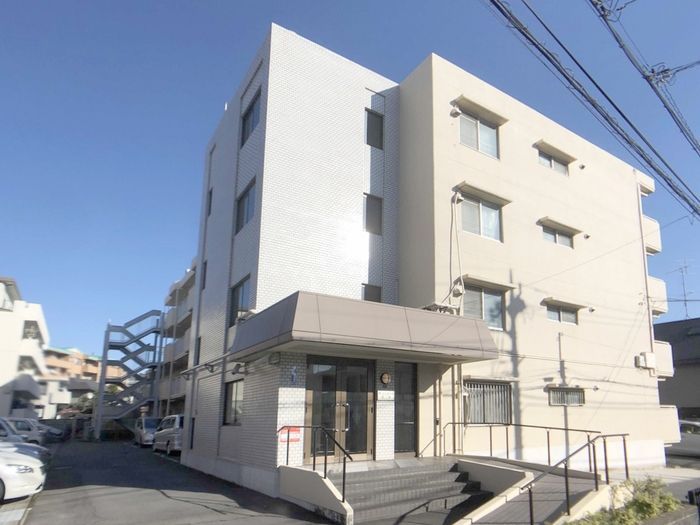 建物外観　大規模リニューアルで築年数を感じさせません