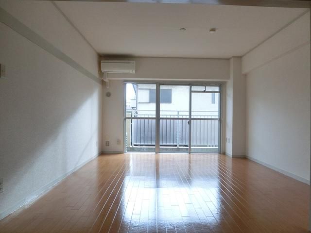 居室・リビング　南向きで明るいお部屋です