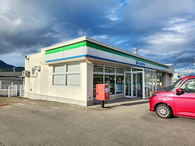 コンビニ　ファミリーマート白石インター店（コンビニ）まで300m