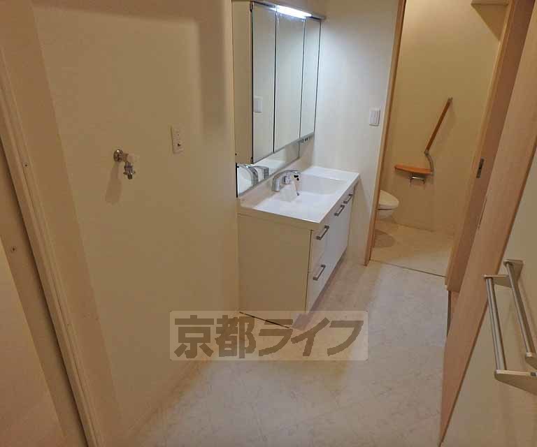 洗面設備　広々とした洗面所。独立洗面台です