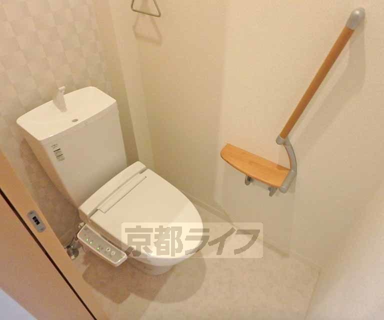 トイレ　ウォシュレット付き。清潔感のあるトイレです