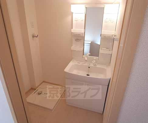 洗面設備　シャンプードレッサ付の独立洗面台です。