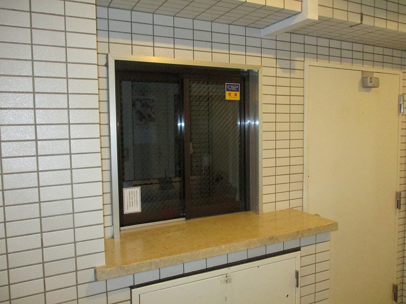 ロビー　管理人さんがいます。