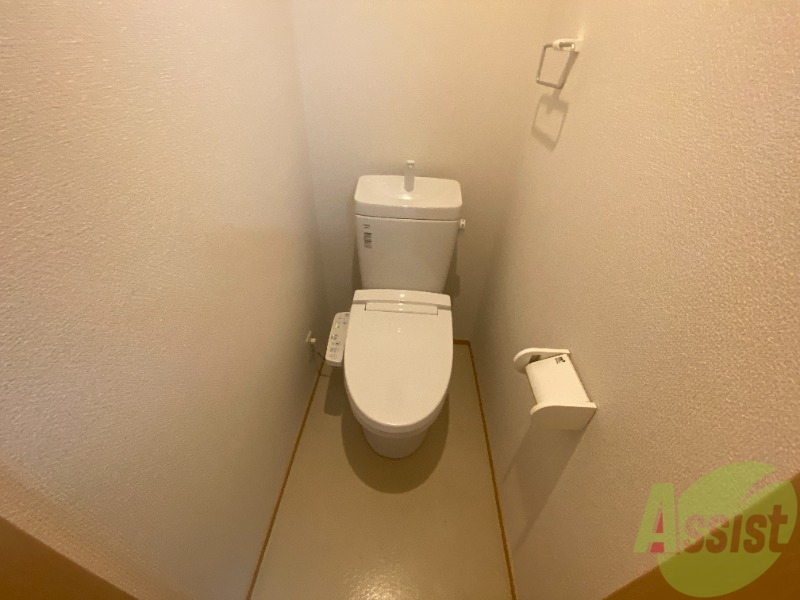 トイレ　温水洗浄便座なので快適に使用できそうですね。