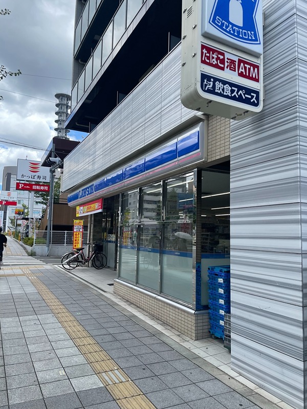 コンビニ　ローソン 港区南市岡一丁目店（コンビニ）まで71m