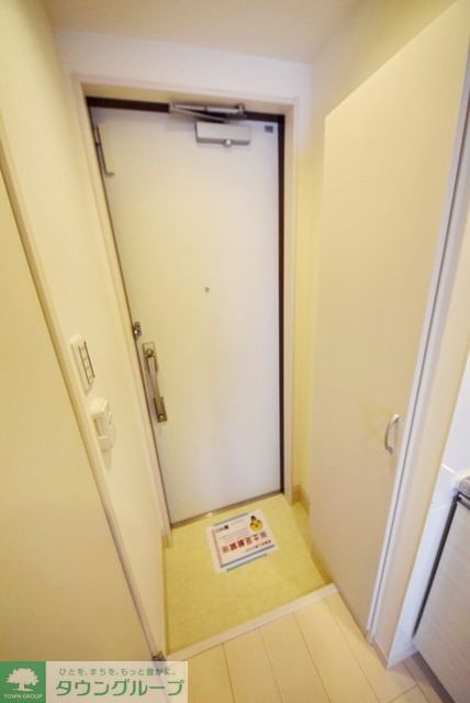 玄関　同タイプの写真の為、実際とは異なります