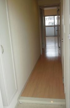 玄関　☆広々とした玄関☆ ※表層リニューアル前の室内写真です