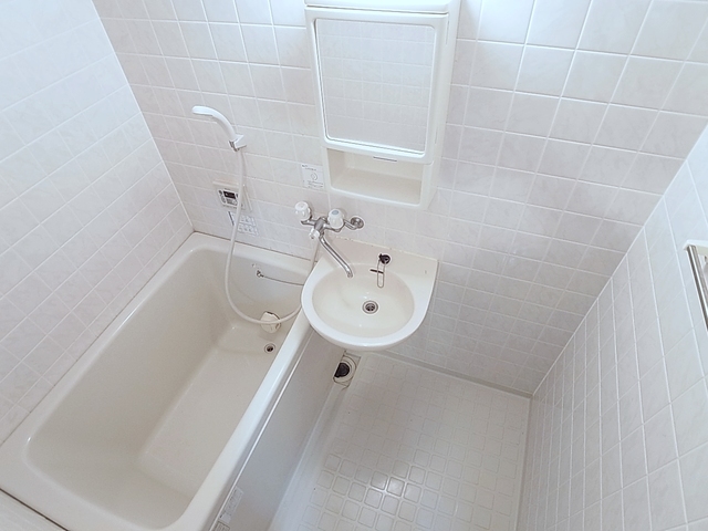 バス・シャワールーム　追焚機能、鏡付きのバスルーム