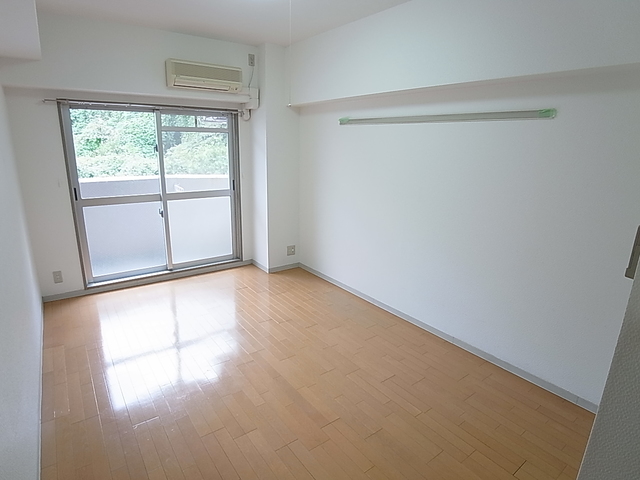 居室・リビング　天井高のある美麗広々洋室。