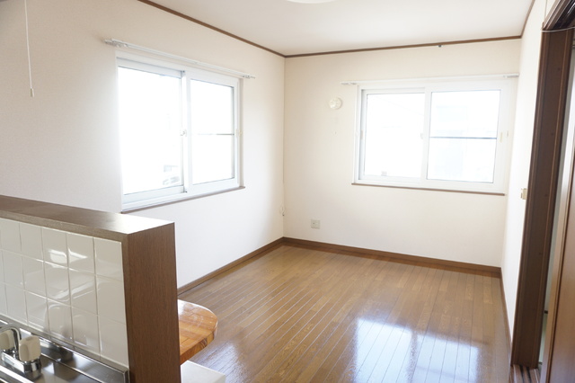 居室・リビング　二面採光のリビング