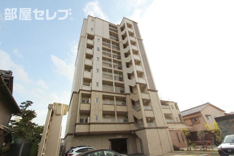 建物外観　タイル張りのキレイな建物。