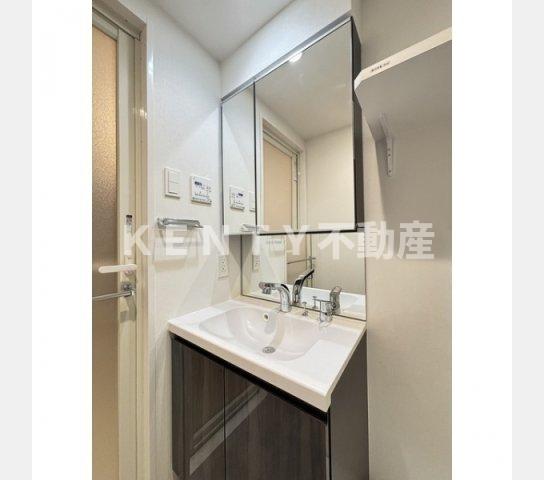 洗面設備　ゆったりとスペースのある洗面所