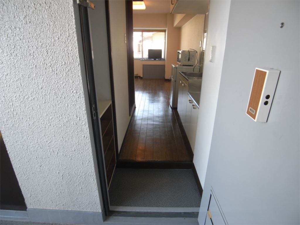 玄関　写真は308号