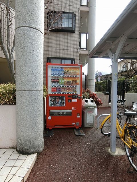 その他　エントランス横に自販機もあって便利です