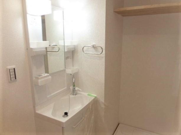 洗面設備　ゆったりとスペースのある洗面所