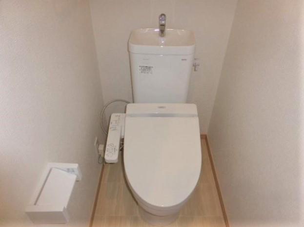 トイレ　落ち着いた色調のトイレです