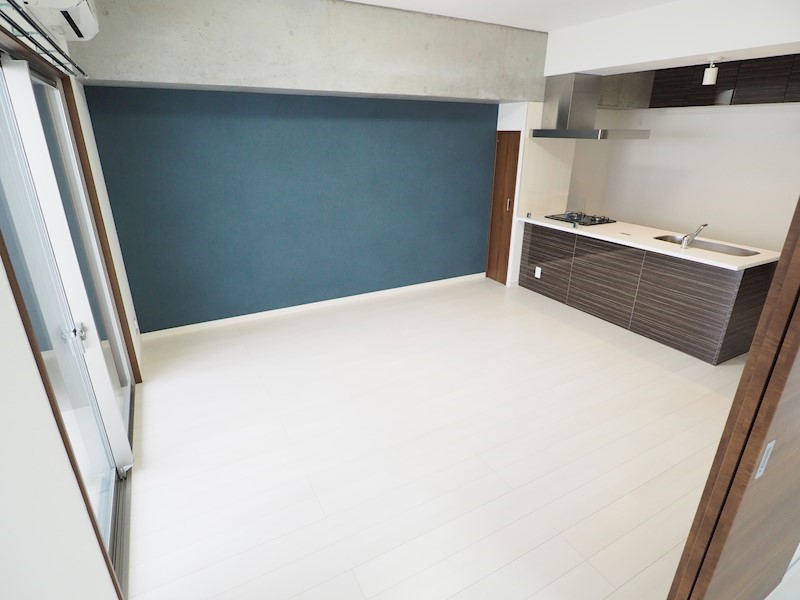 居室・リビング　リビングも、キッチンの後ろも広々。