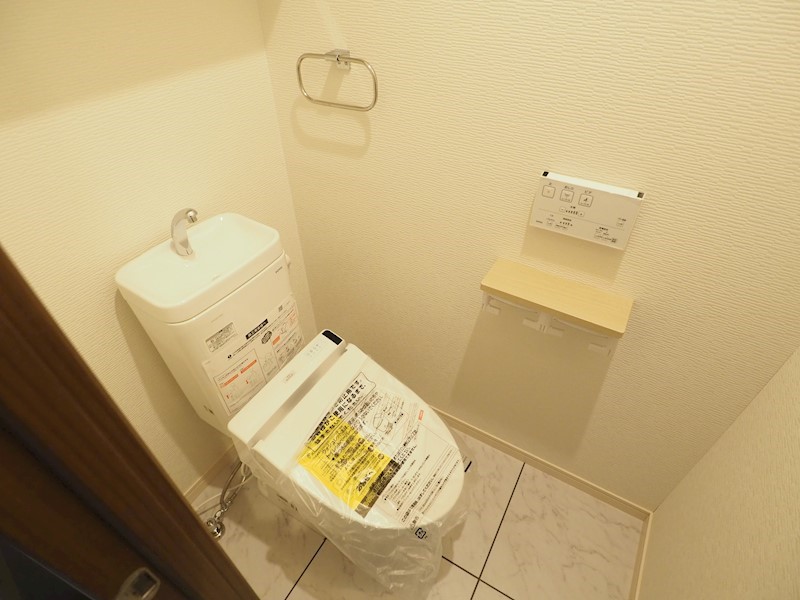 トイレ　ウォシュレット完備。広々空間です。