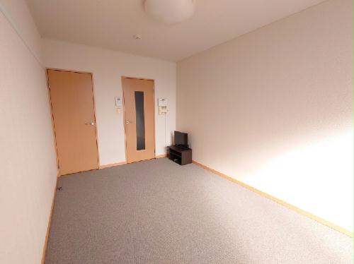 居室・リビング　1Fフローリング、2F絨毯