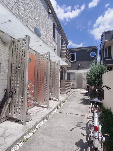 エントランス　♪通路にもデザイン性があっていいですね♪