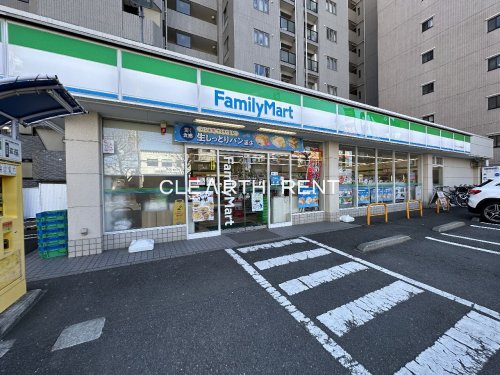 コンビニ　ファミリーマート スリーウェル新横浜店（コンビニ）まで585m