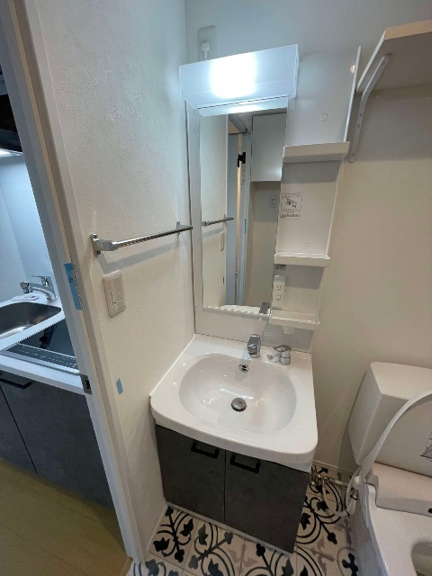 洗面設備　※同物件別号室の参考写真です。