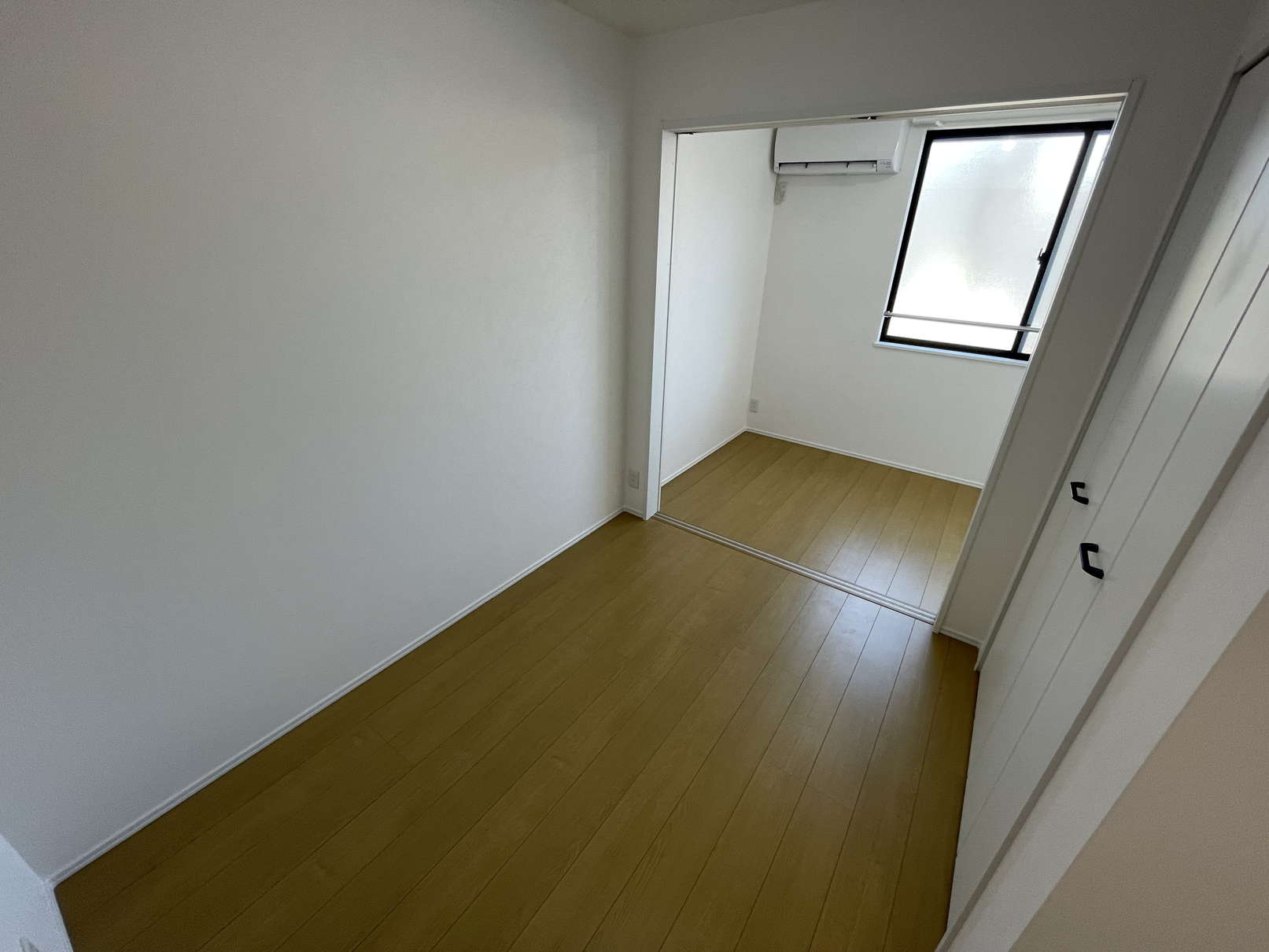 玄関　※同物件別号室の参考写真です。
