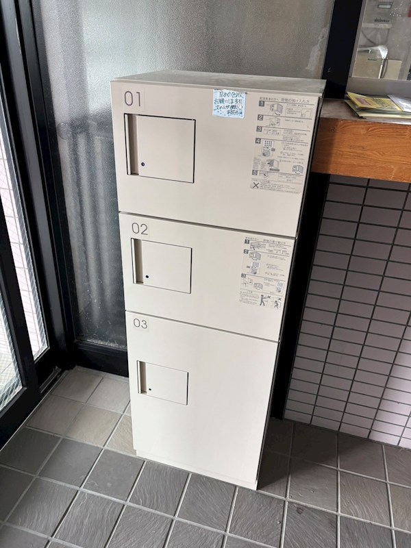 エントランス　宅配BOX付き