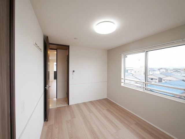 その他部屋・スペース　開放的な寝室です