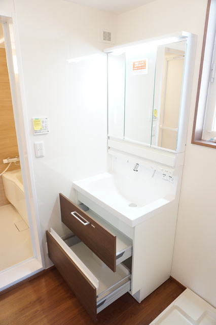 洗面設備　シャワー付き洗面化粧台です♪