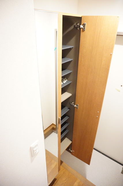 玄関　姿見付きのシューズボックスです♪