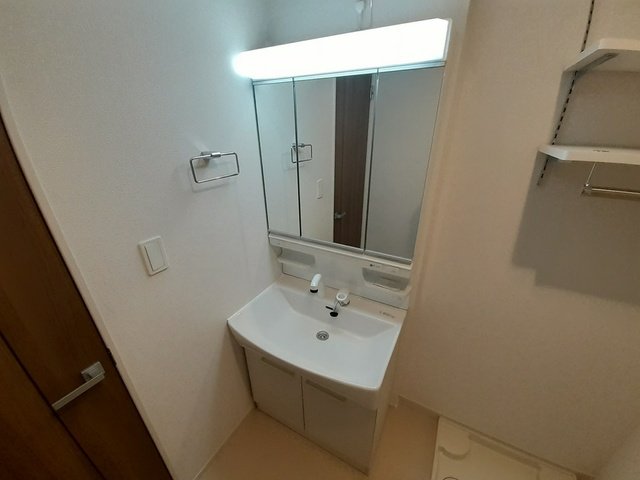 洗面設備　明るい洗面所です