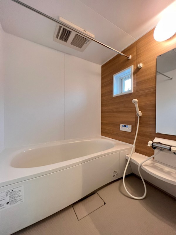 バス・シャワールーム　浴室乾燥機、追い焚き機能付きの浴室です。