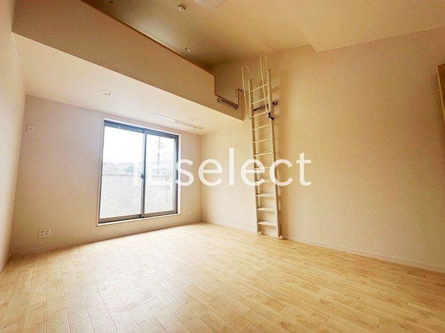 居室・リビング　窓も大きく明るいですね