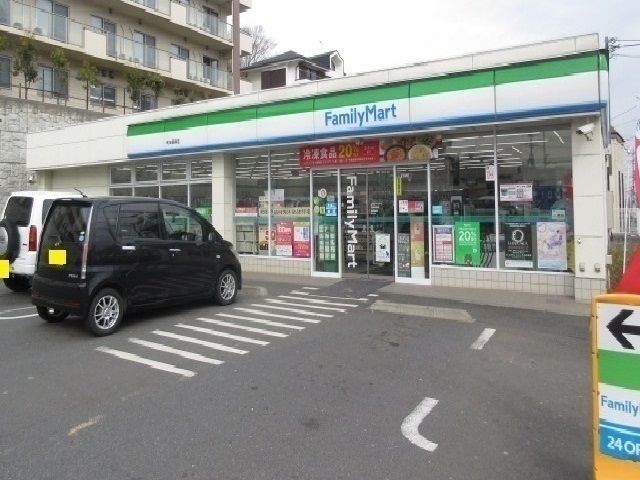 コンビニ　ファミリーマート（コンビニ）まで650m