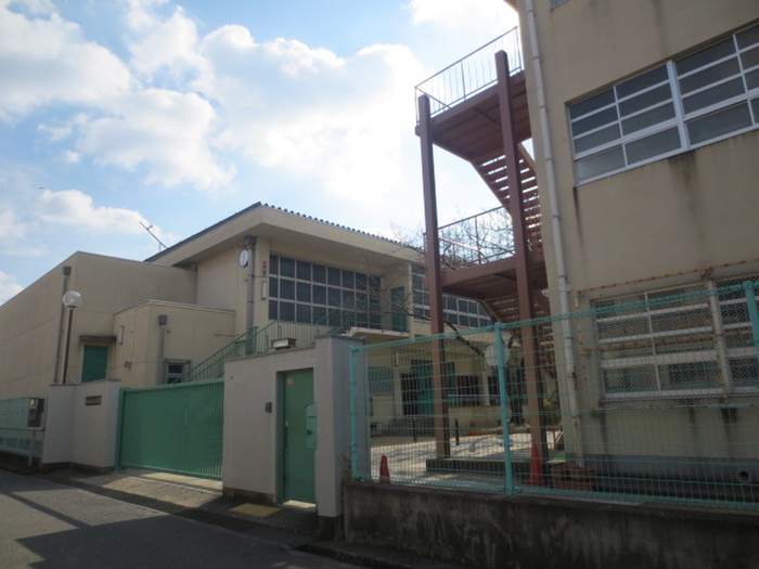 中学校　東大阪市立上小阪中学校（中学校）まで657m