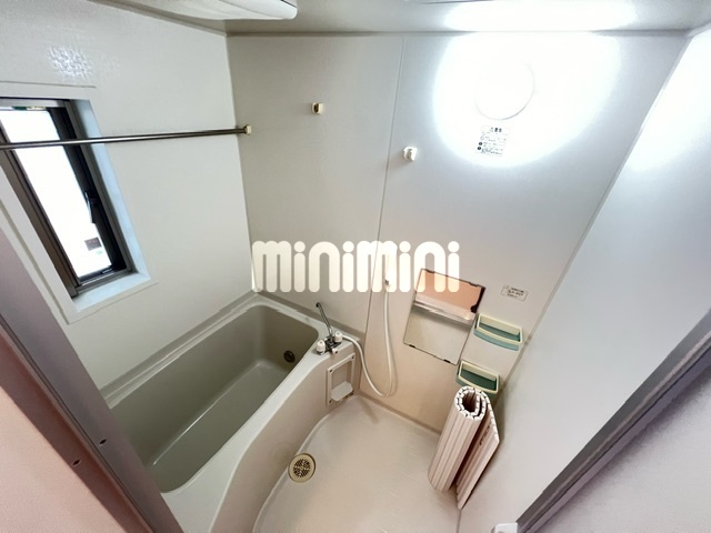 バス・シャワールーム　嬉しい窓付きです。