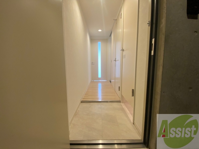 玄関　玄関です。すぐ広いリビングにつながっています。