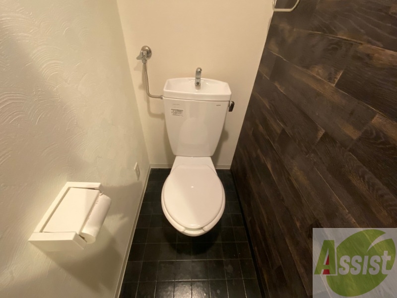 トイレ　こちらはトイレです。清潔感があり、安心して使用できます。