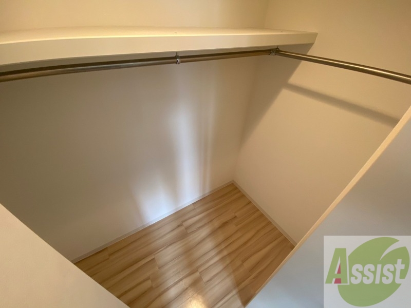 収納　こちらの収納にはハンガーをかけて服もしまえますね。