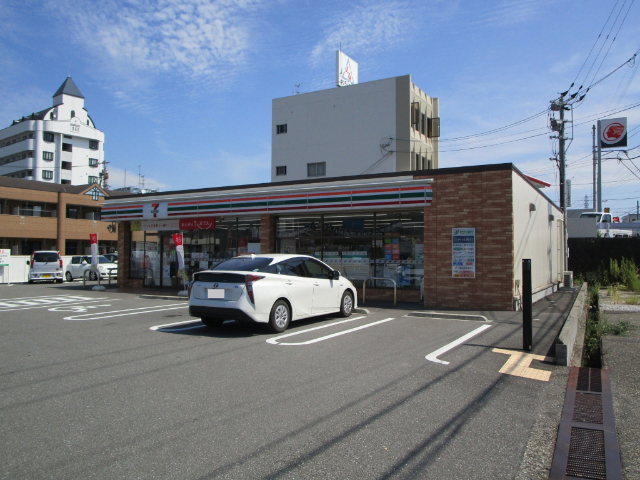コンビニ　セブンイレブン高知一宮南町店（コンビニ）まで207m