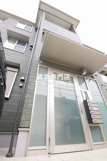 建物外観　木造３階建てのきれいな物件！