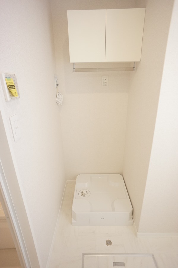 その他　室内洗濯機置場～上部に収納棚あります！